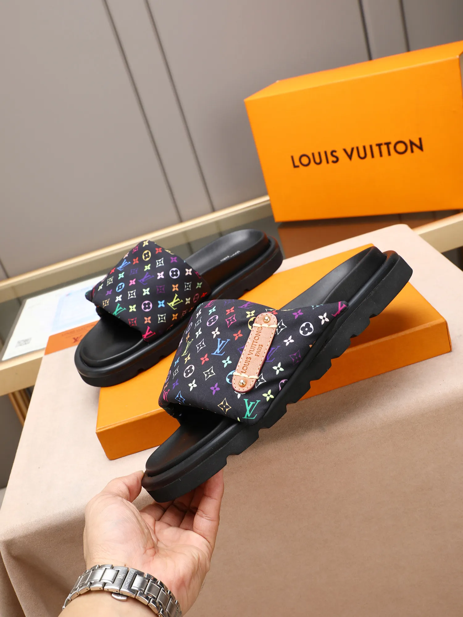 PP360 [LOUIS VUITTON] Louis Vuitton, LV printing, men's and women's slippers are on the market. The drawer box packaging comes with a cloth bag and a card. The upper pattern looks very soft and waxy, and it is a super versatile leg slimming tool. Fabric: imported denim/canvas/old fabric, LV hardware LOGO, official website pattern printing, comfortable to wear, feet: high-elastic PU water table. Sole: foam sole, heel height: about 5cm. Code number: 35-46, 35, 45, 46 are custom-made and non-returnable. Color: multiple colors and styles available.